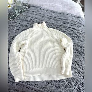 White Gap sweater in size XS